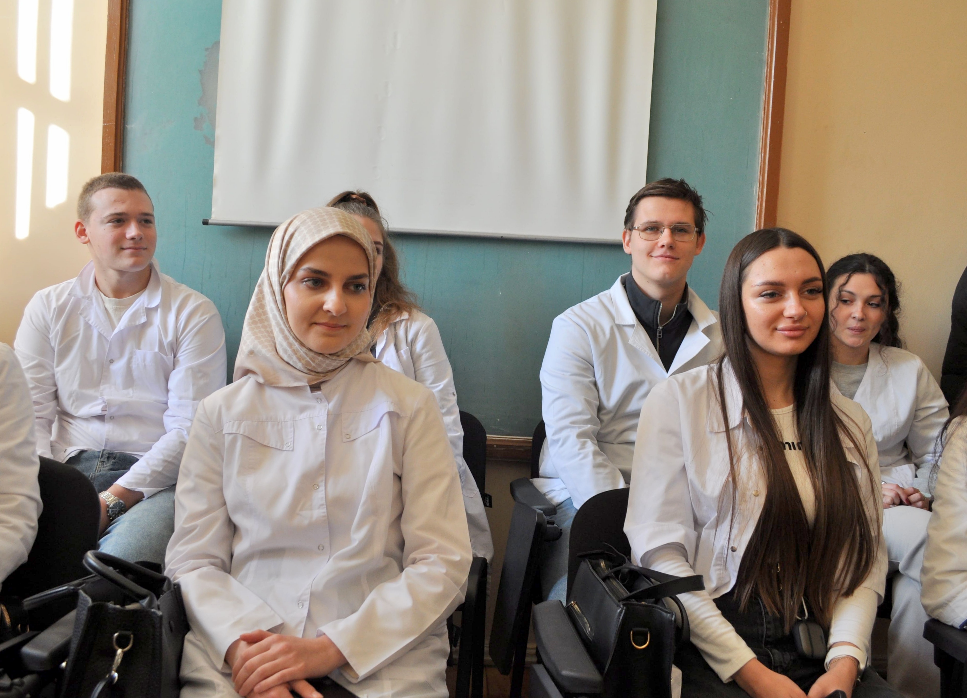 title_695872b03e7ef4423552571767404208