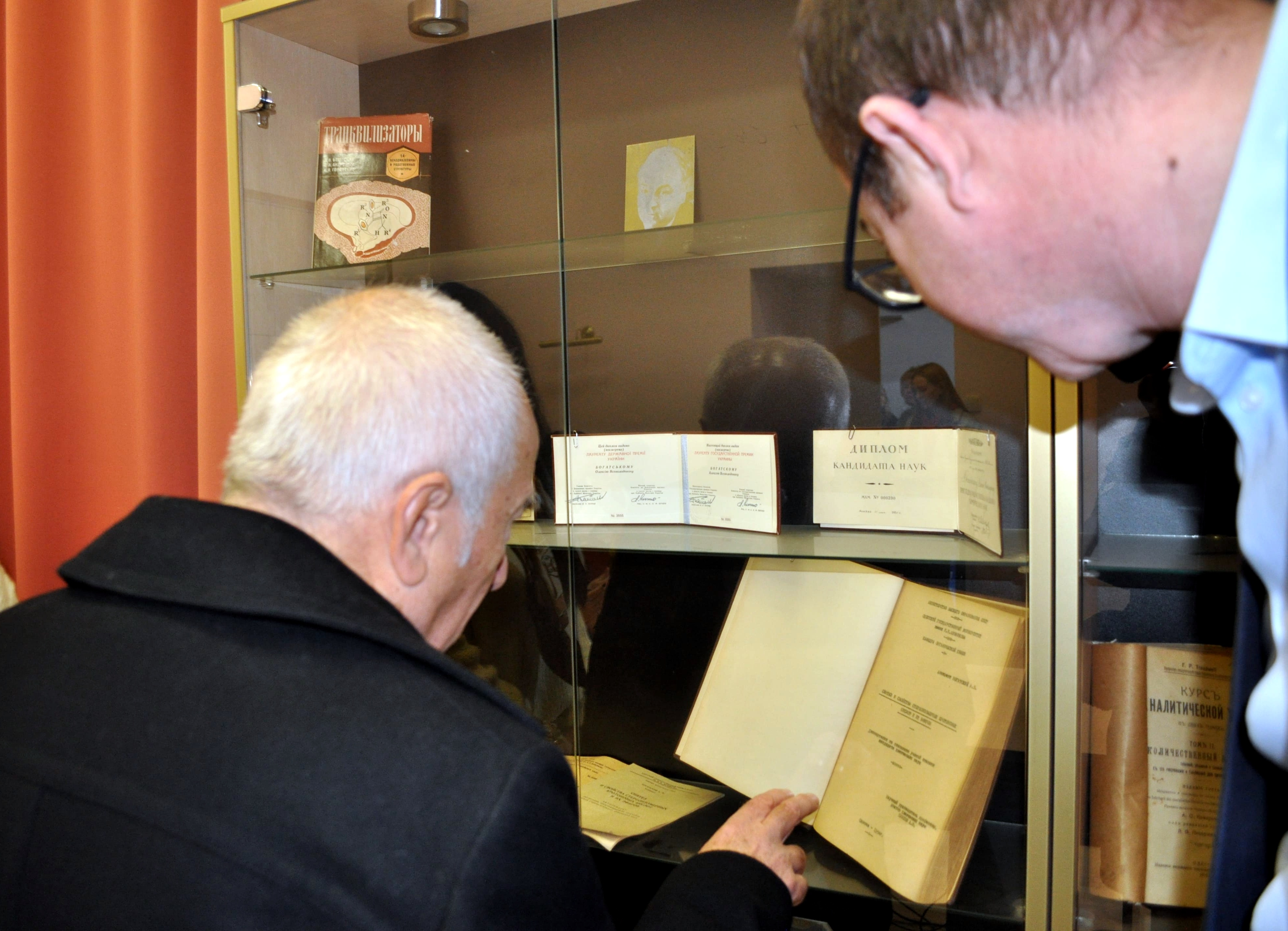 title_695872b03e98a4018690291767404208